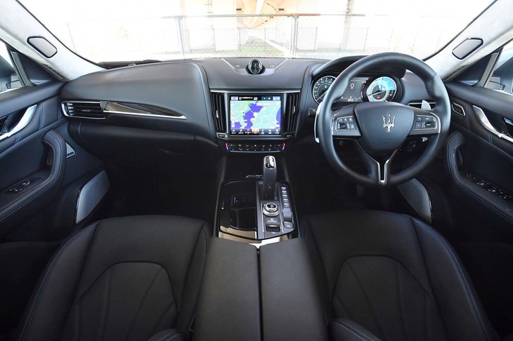 “上質なフィニッシュ”を誇る「レヴァンテGT」のインテリア。優雅な曲線を描く有機的デザインでまとめられている。