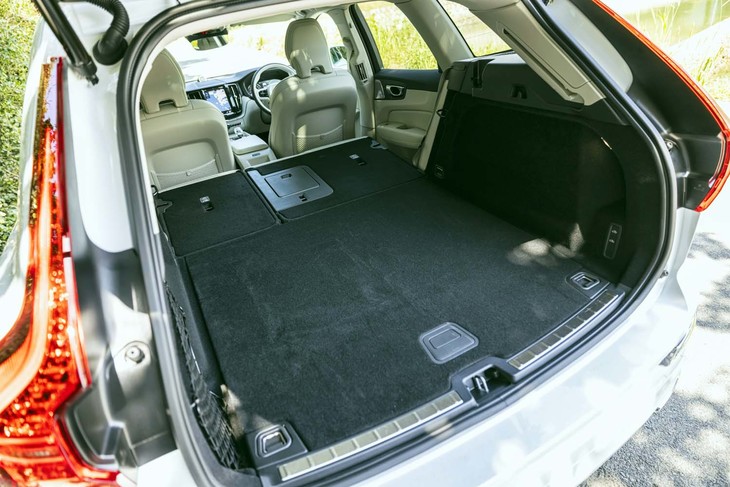 後席を倒し、積載容量を最大化した状態。突起物のないスクエアなフロアが実現できている。