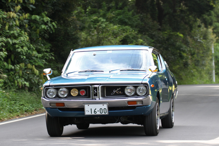 1975年「日産スカイライン ハードトップ1600スポーティGL」。通称ケンメリこと4代目スカイラインの、1.6リッター直4エンジン搭載のハードトップ。