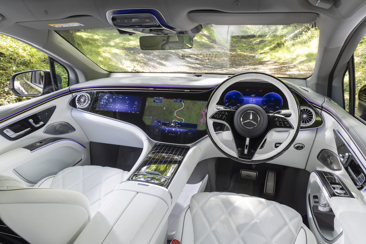 インストゥルメントパネルに3枚のスクリーンを並べた「MBUXハイパースクリーン」を標準装備。クリスタルホワイトとシルバーグレーのインテリアは「ファーストクラスパッケージ」との同時装着でしか選べない（総額で350万円近い）。