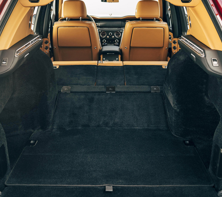 後席が3人掛けとなるラウンジシート仕様車の荷室容量は、600リッター。後席の背もたれを倒すことで最大1930リッターにまで拡大できる。