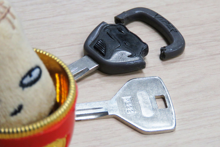 今回はアライメント調整と合わせ、スペアキーの製作も依頼していた。写真下がスペアキー。上がもろくて壊れやすい（というか壊れている）純正キー。純正君よ、今日から君は観賞用アイテムに降格だ。（カギの歯が見えないものに写真を差し替えました。ご指摘いただいた方、ありがとうございます）