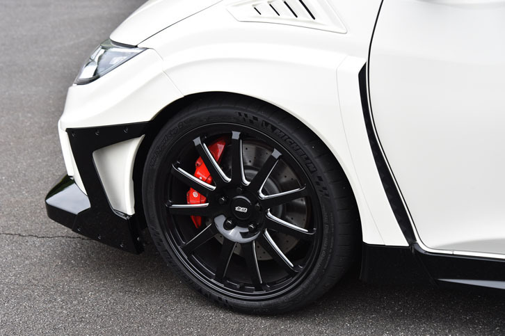 ノーマルのホイールに対して、1本あたり3kgの軽量化を実現した専用アルミホイール。1本あたりの価格は15万9840円。