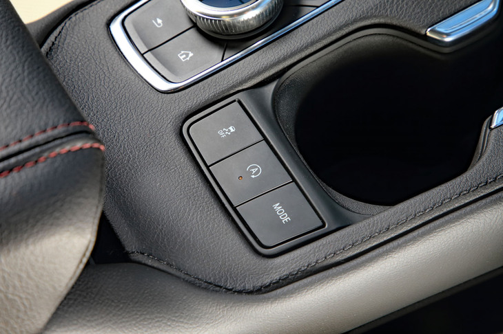 ドライブモードセレクターのスイッチはセンターコンソールに配置。駆動システムは走行モードに応じて切り替わり、「ツーリング」モード時のみ2WD、その他のモードでは4WDで走行する。