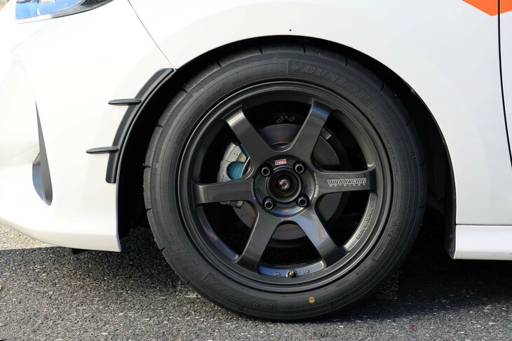 ホイールはRAYS（レイズ）の鍛造1ピース「TE37ソニック」、タイヤはダンロップのジムカーナ用ハイグリップスポーツタイヤ「ディレッツァβ11」が装着されていた。