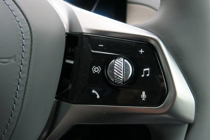 BMW i7 xDrive60eエクセレンス（ステアリングスイッチ）