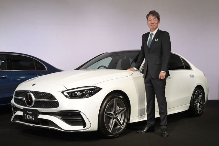 新型「メルセデス・ベンツCクラス」とメルセデス・ベンツ日本の上野金太郎社長。