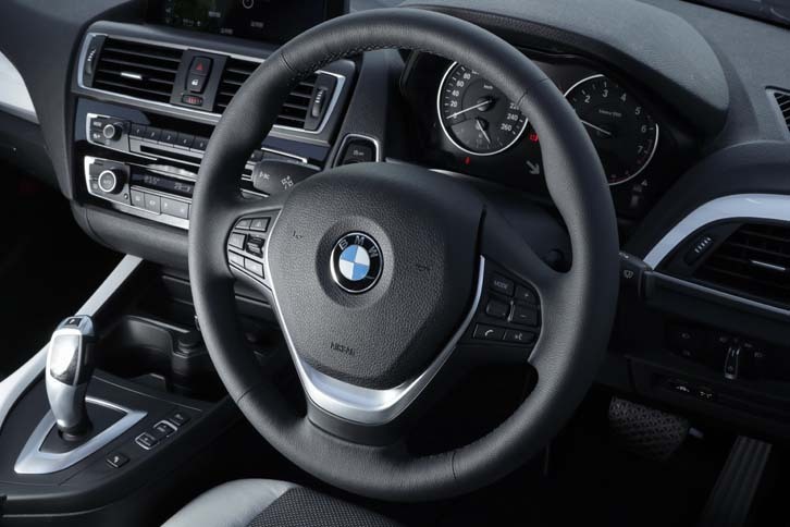 試乗車にはオプションのバリアブルスポーツステアリング（可変ステアリングギアレシオ機構）が備わっていた。