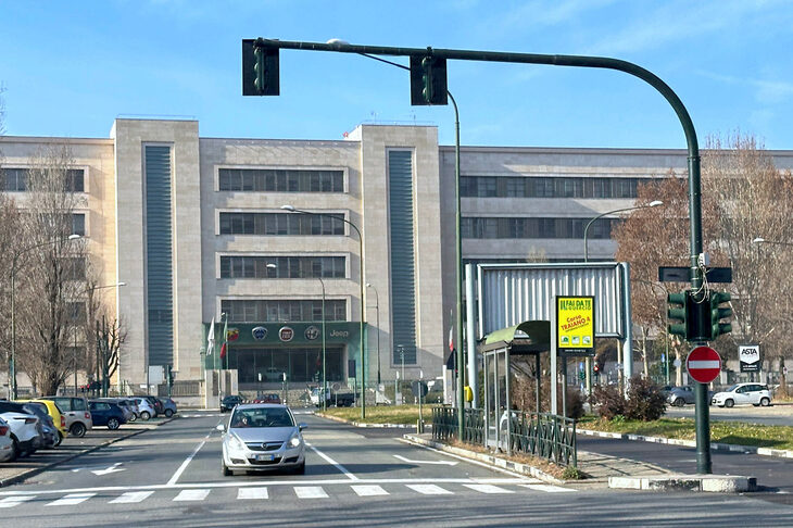 ミラフィオーリ本社棟は、ヴィットリオ・ボナデ・ボッティーノの設計による合理主義建築。2025年1月撮影。