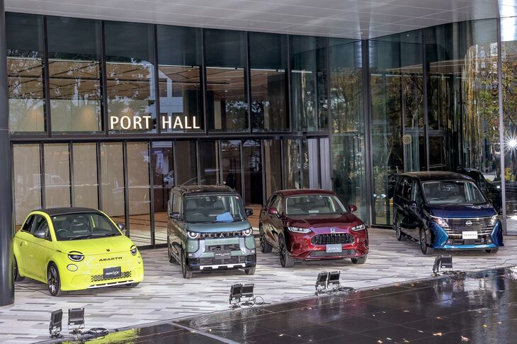 「2023-2024 日本カー・オブ・ザ・イヤー」の最終選考会場となった東京ポートシティ竹芝にて、他のノミネート車と肩を並べる「三菱デリカミニ」。話題性があり、昨今の日本の自動車トレンドを象徴するクルマでもあったデリカミニだが……このクルマが受賞するにふさわしい賞は、本当に「デザイン・カー・オブ・ザ・イヤー」だったのだろうか？