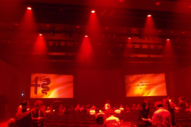 「アルファ・ロメオ・ジュニア」の発表イベント会場の様子。