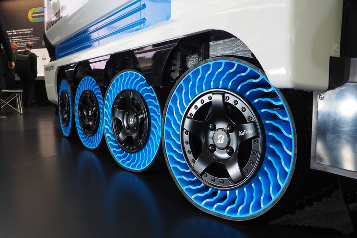 「AirFree」は、タイヤの中に充塡（じゅうてん）される空気の代わりに側面の青色スポークが荷重を支える。