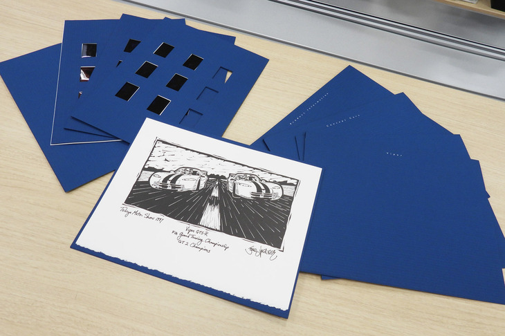 中身はこんな感じで、出展概要や展示車両の解説等が、立派な紙に印刷されて入っていた。USB世代の記者は、最近の取材現場で「資料はQRコードからダウンロードしてね」と言われて戸惑っている次第だが、さすがにこれは見たことがなかった。昔は、これを集めながらショー会場を駆けまわっていたのか。リゲインが何本あっても足りないな。