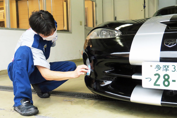 グリルやフォグランプまわりのへこみ、バンパー底部、サイドシルと、細かなところまで丁寧にコーティング。さすがはプロのお仕事。