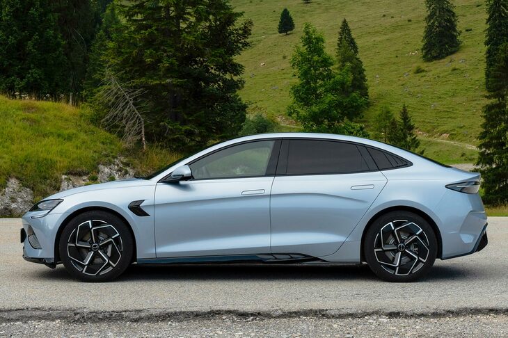 「シール」のサイドビュー。キャビンがいささか長いことを除けば、ロングノーズ、ショートデッキの典型的なFRセダン（エンジンは積んでいないけど）だ。