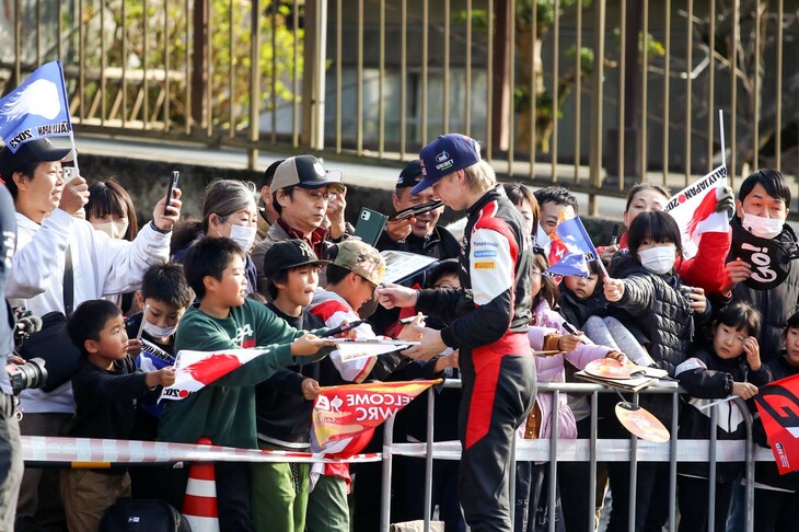 リグループでサイン攻めにあうカッレ・ロバンペラ。実は2023年のWRCはもうタイトルが決定していて、ドライバーではロバンペラ、コドライバーでは彼の相棒のヨンネ・ハルットゥネン、マニュファクチュアラーではトヨタがチャンピオンとなっている。