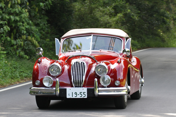 1955年「ジャガーXK140DHC」。戦後ジャガー初の本格的なスポーツカーで、北米でヒットした「XK120」の改良型。DHCとは、ロードスターの別称である「ドロップヘッドクーペ」の略。