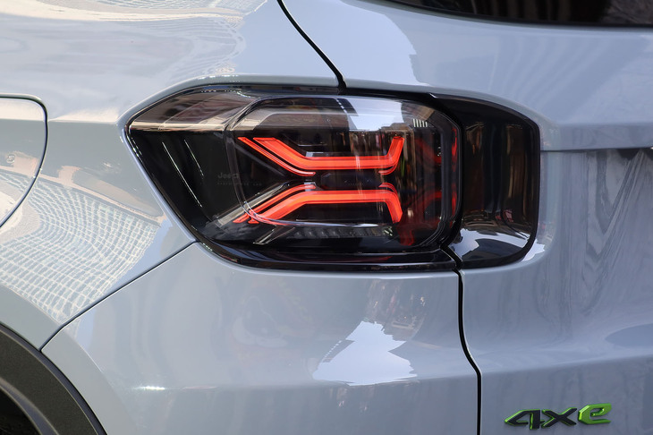 ジープ・アベンジャー4xeハイブリッド（リアコンビランプ）