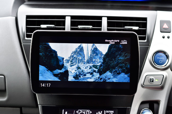 CN-F1Dは市販のブルーレイソフトだけでなく、家庭のブルーレイレコーダーで録画したブルーレイディスクも車内で見ることができる。