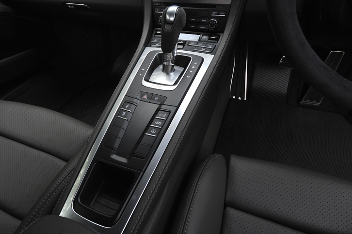 トランスミッションは6MTと7ATが選択可能。シフトレバーの手前には、サスペンションの設定ボタンやリアウイングの調節スイッチ、エキゾーストノートの調節ボタンなどが並ぶ。