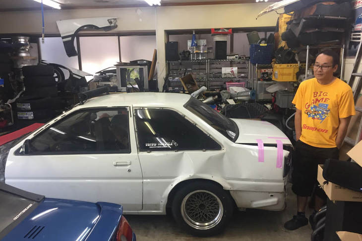 クマの自宅ガレージは、ドリフト趣味一色だ。