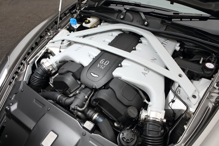 「DB9 GT」に搭載される自然吸気の6リッターV12エンジン。「DB9」を30ps上回る、547psの最高出力を発生する。