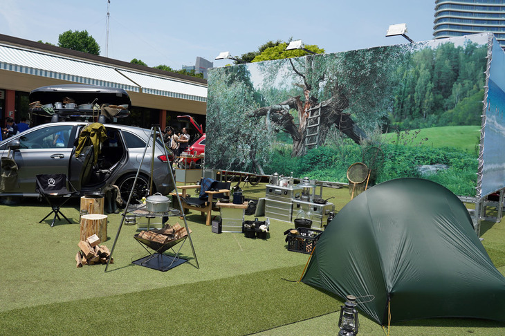 周囲には本格的なキャンプ用品がたくさん並べられていた。