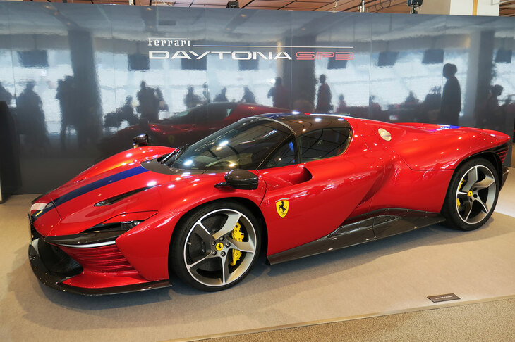 「フェラーリ・レーシング・デイズ2023」より、ラウンジに展示されていた「デイトナSP3」。リバイバルデザインを用いたスペシャルモデル「イーコナ」シリーズの第3弾である。