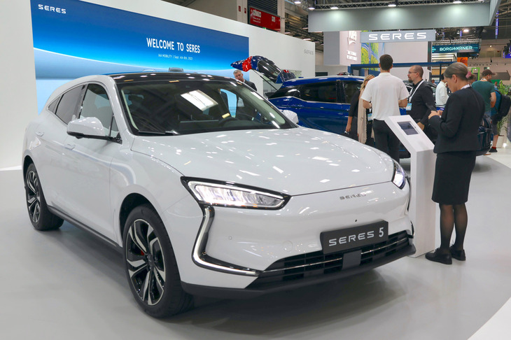 カリフォルニアに本社を置く中国系BEVメーカー、セレスが公開したアーバンSUV「セレス5」。4WDで0-100km/h加速が3.7秒という動力性能を誇示していた。