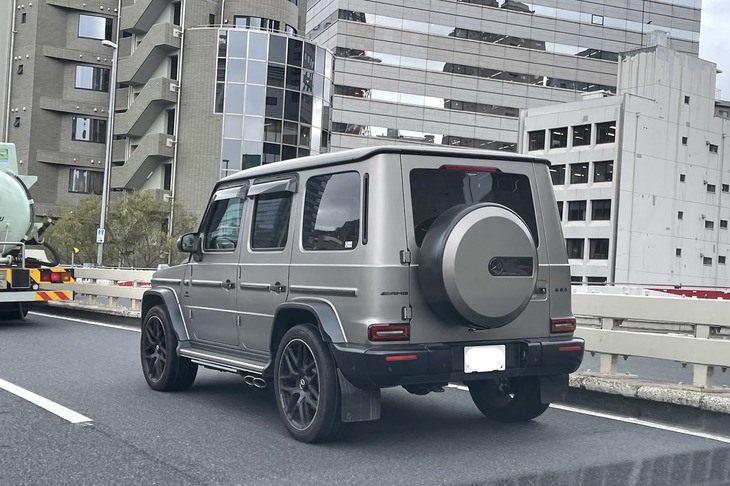 芝公園出口で消えた「アヴェンタドール」に代わって現れた、つや消しグレーの「メルセデスAMG G63」。いかにも燃費が悪そうだ。