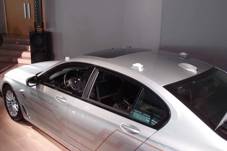 ルーフにもさまざまなカメラ／センサー類が装着されている。ルーフ中央の左右に見えるのはGPSの受信機。