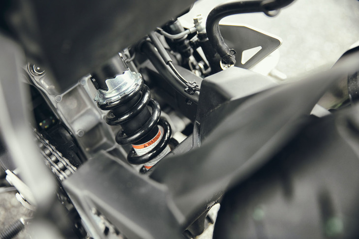 リアサスペンション（写真中央）は、車載工具で5段階のプリロード調整が可能。