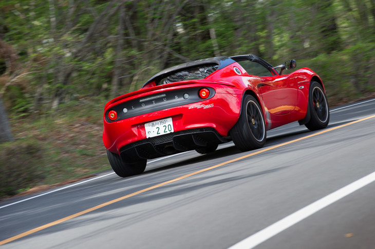 サスペンションは前後ともに、単筒式のビルシュタイン製ガスダンパーとアイバッハ製スプリングの組み合わせとなる。