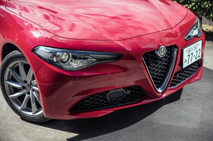 押し出し感の強いフロントまわり。フェンダー（フロント）の素材にはアルミニウムが採用されている。