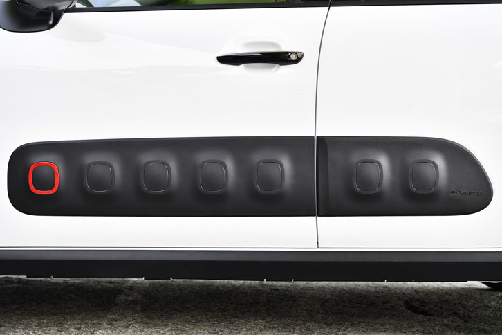 ボディーの側面には、軽い接触からボディーを守るエアバンプが備わる。