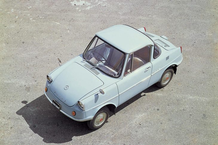 1960年に発売された「R360クーペ」。マツダは同車によって、四輪乗用車事業をスタートした。