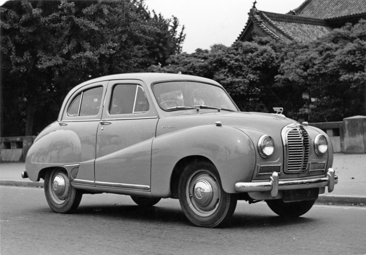 1953年「日産オースチンA40サマーセット」。全長4mちょっとの4ドアセダンボディーに1.2リッター直4 OHVエンジンを搭載。1955年にはひとまわり大きいボディーに1.5リッターエンジンを積んだ後継モデルの「A50ケンブリッジ」に切り替えられた。