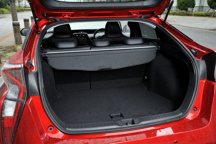 ラゲッジルームには、デッキアンダートレーを含めて502リッターの容量を確保。リアシートは6：4の2分割可倒式となっている。（写真をクリックすると、シートの倒れる様子が見られます）