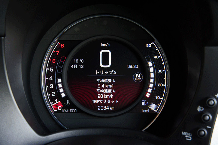 メーターは中央部にインフォメーションディスプレイを備えた単眼式。走行モードに応じて表示が切り替わる。（写真をクリックすると、2種類の表示が見られます）