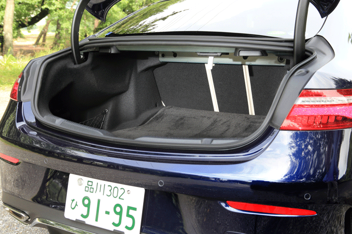 「Eクラス クーペ」のトランクルーム。上級グレードにはボディー下部に足を差し入れるだけでトランクが自動で開く「フットトランクオープナー」が装備される。