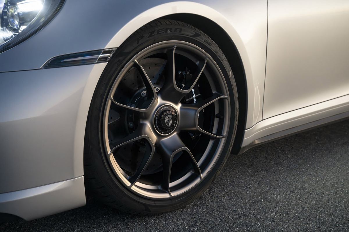 ポルシェ911ターボ」のデビュー50周年を祝う記念限定モデルが登場