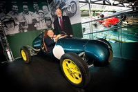 「クーパー500」と、往年の名ドライバーであるスターリング・モス（左）、F1コメンテーターのマレー・ウォーカー（右）。クーパー500はF3などで圧巻の強さを披露。モスを含め、多くのドライバーが同車を愛用した。（写真：Newspress）