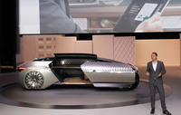 ルノー・デザインを率いるローレンス・ヴァン・デン・アッカー氏が最新コンセプトカー「EZ-ULTIMO」を紹介する。ツーリスト向けの自動運転車でクラブメッドやエビアンリゾートともコラボレートを展開する。