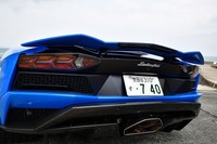 リアウイングは速度やドライブセレクトモードに応じて3段階の位置で固定される。