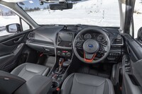 随所にオレンジのアクセントがあしらわれた「X-BREAK」専用インテリア。前後左右とも開けた運転視界のよさはスバル車に共通する美点だ。