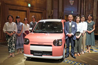 
	社内プロジェクトチームのメンバーと写真に写る、チーフエンジニアの中島雅之氏。
	永福：「ひょっとしたら、この人たちの間で血で血を洗う抗争が……」
	ほった：「さて、どうでしょう（笑）」
	