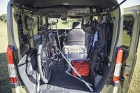 ソロキャンプで使う遊び道具を詰め込んだ「N-VAN」の車内。自転車はテールゲートからも助手席側ドアからも簡単に降ろすことができる。自転車を固定するタイダウンベルトは6050円の純正オプション。