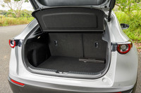 「CX-30」のラゲッジ容量は、サブトランクを含めて430リッターとされているが、「25エアエディション」ではサブトランクにオーディオシステムのウーファーが搭載されるため、やや減じている。