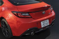 サイドにまで回り込んだC字型のリアコンビランプがワイド感を強調している。