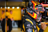 シーズン途中にトロロッソからルノーに移籍したカルロス・サインツJr.（写真）。黄色いマシンでの初戦は、予選でQ3進出の8番手タイム、フェルスタッペンの降格ペナルティーで7番グリッドと好位置を得た。レースでは強敵フォースインディアの2台とやりあうなど健闘、7位フィニッシュと上々の結果を残した。（Photo=Renault Sport）